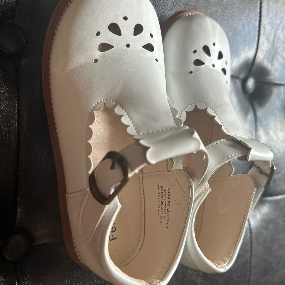 Girls White Scalloped Dress Shoes